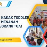 toddler belajar menanam